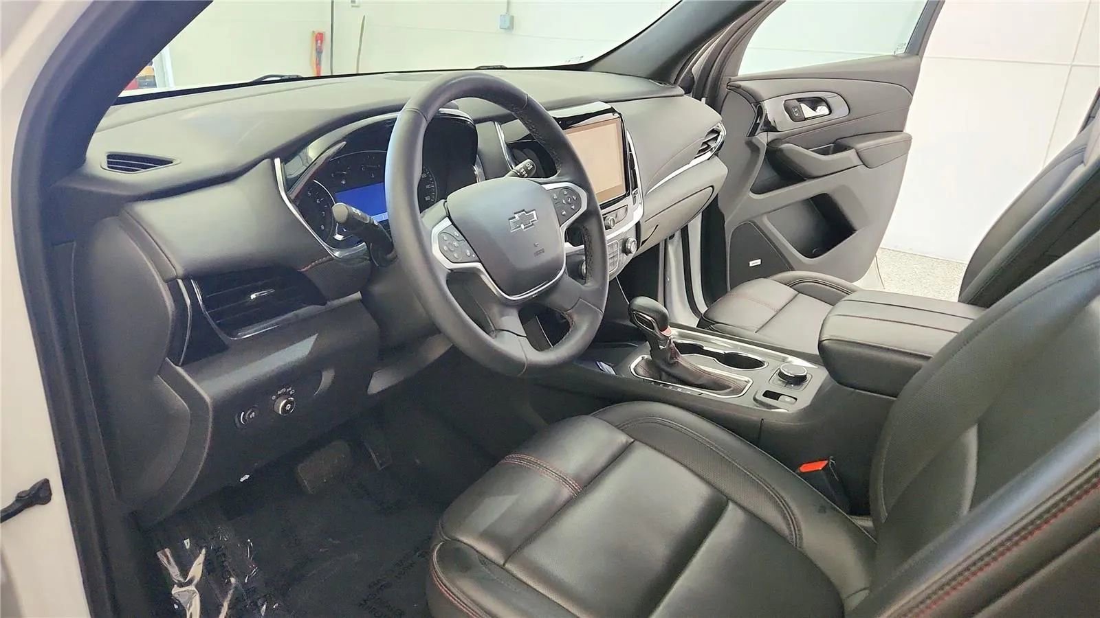 Used 2023 Chevrolet Traverse RS FWD image 22