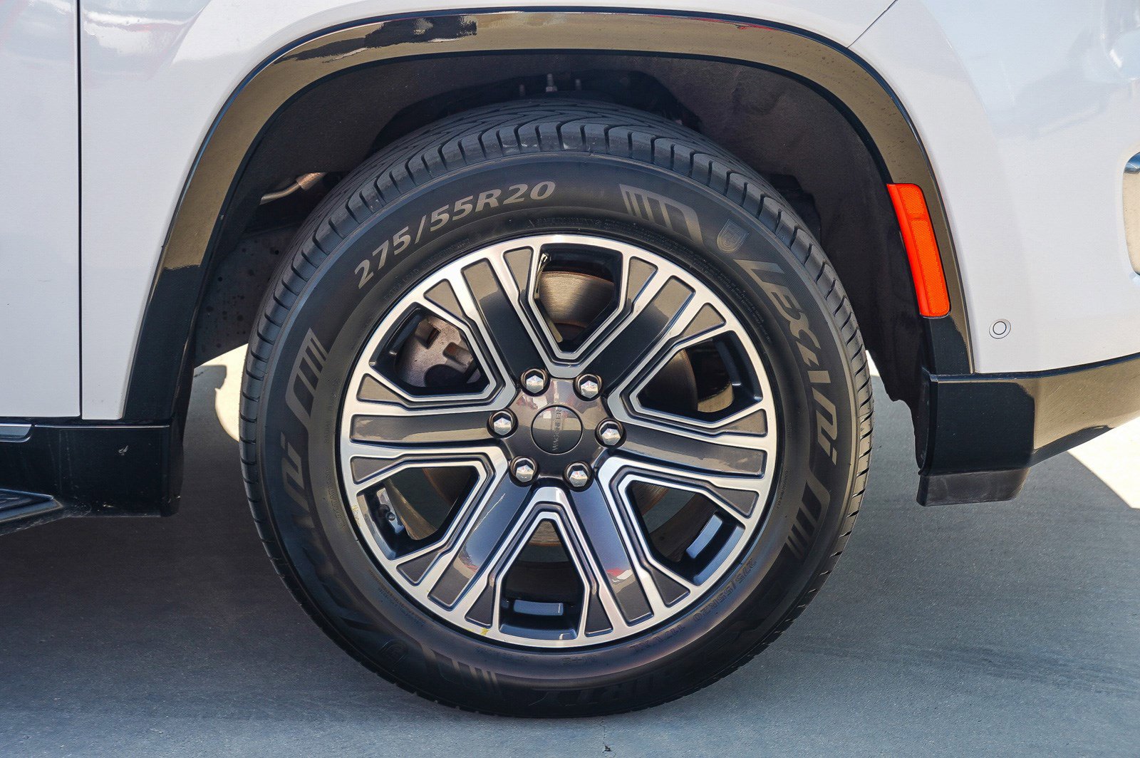 Used 2023 Jeep Wagoneer L Series II AWD/4WD image 11
