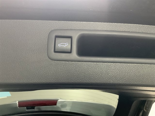 Used 2022 Toyota Highlander XLE AWD/4WD image 9