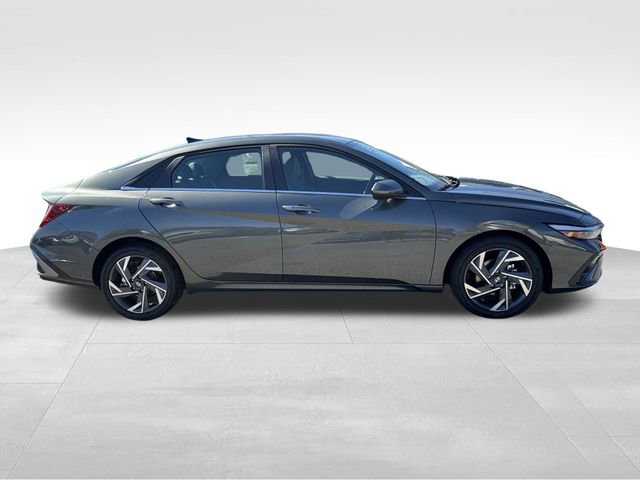 Used 2025 Hyundai Elantra SEL image 6
