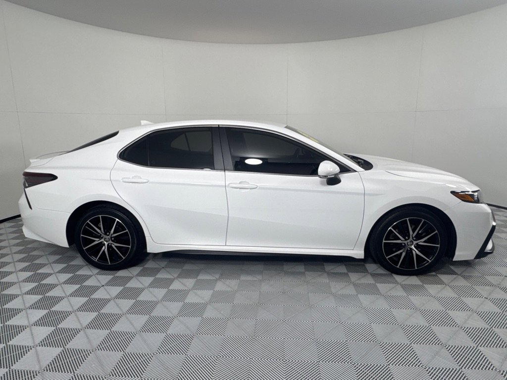 Used 2023 Toyota Camry SE image 4