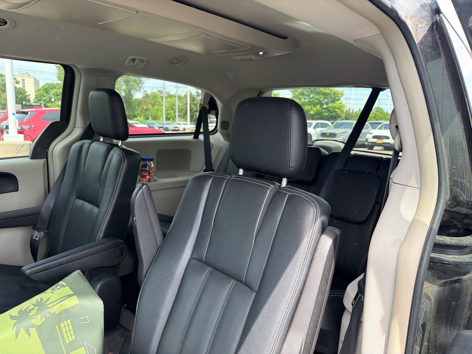 Used 2016 Chrysler Town & Country Touring FWD image 11