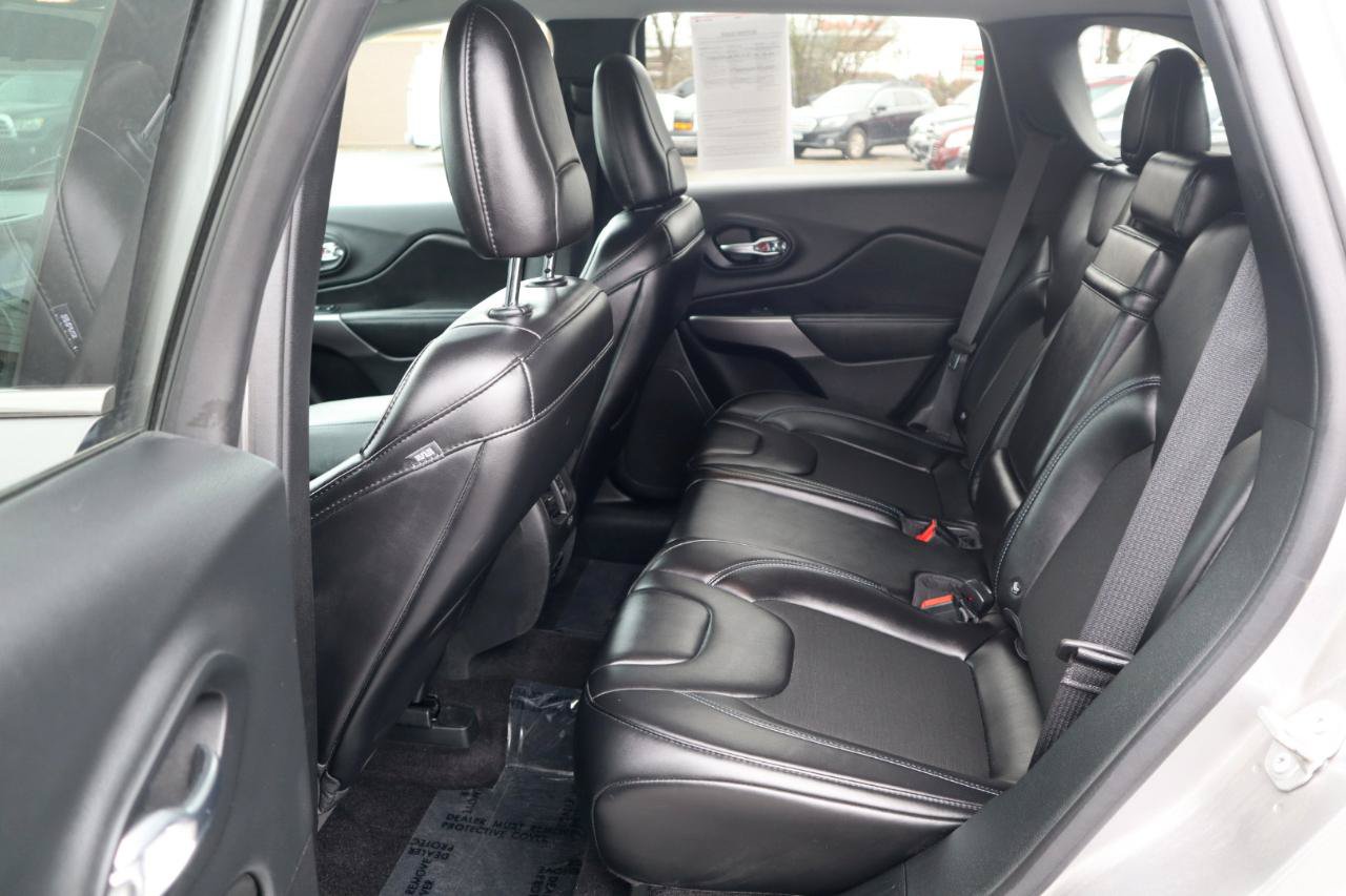Used 2019 Jeep Cherokee Latitude Plus w/ Cold Weather Group AWD/4WD image 15