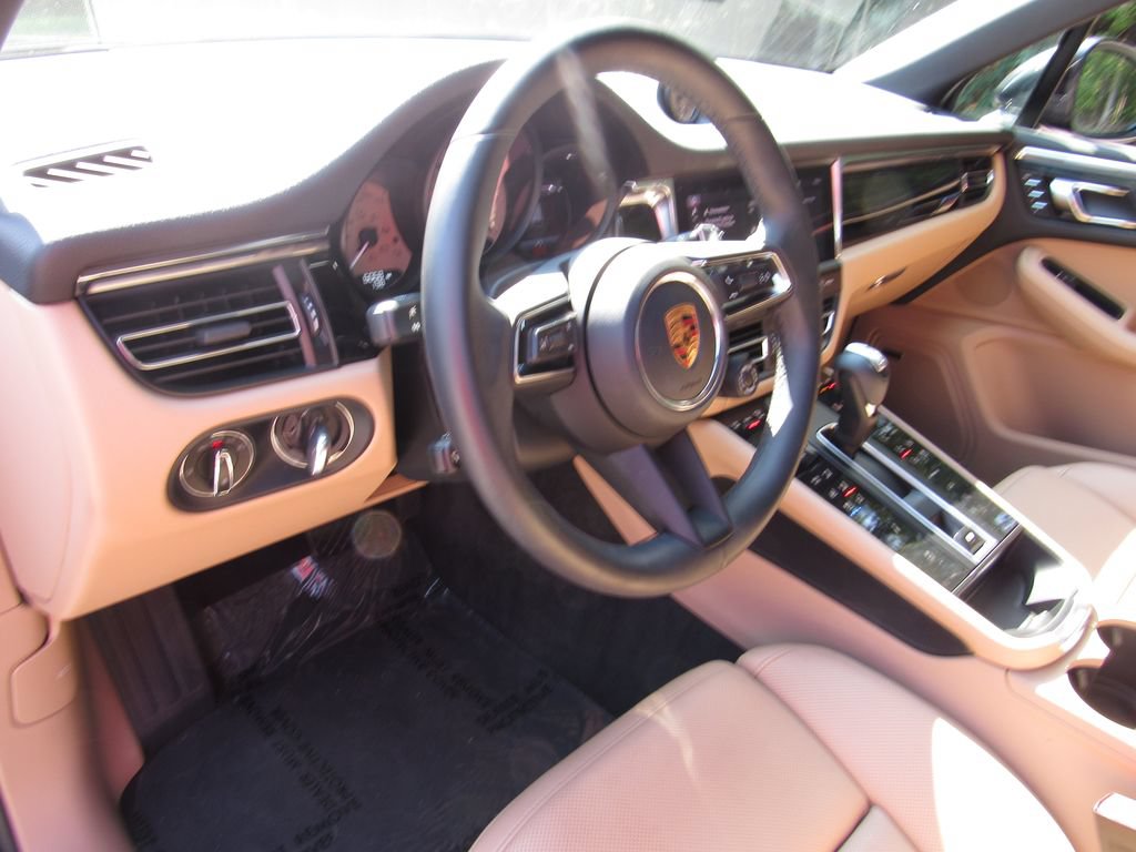 Certified 2026 Porsche Macan AWD/4WD image 4
