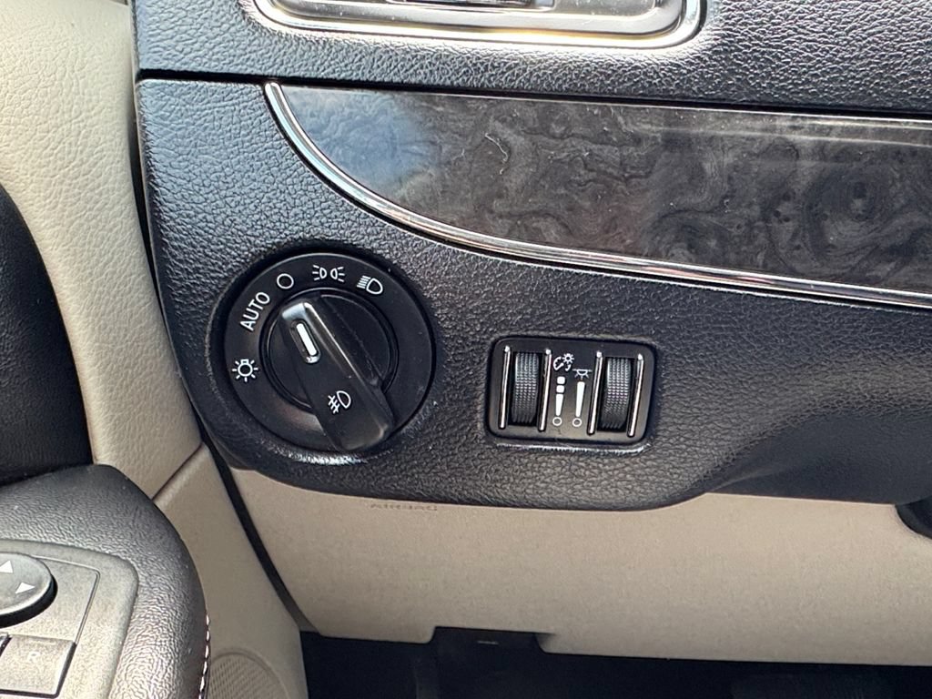 Used 2012 Chrysler Town & Country Limited FWD image 15