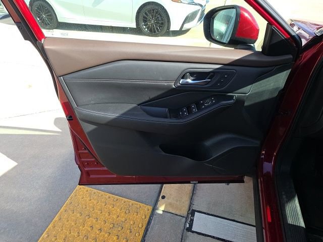 Used 2023 Nissan Rogue SL w/ SL Premium Package image 11