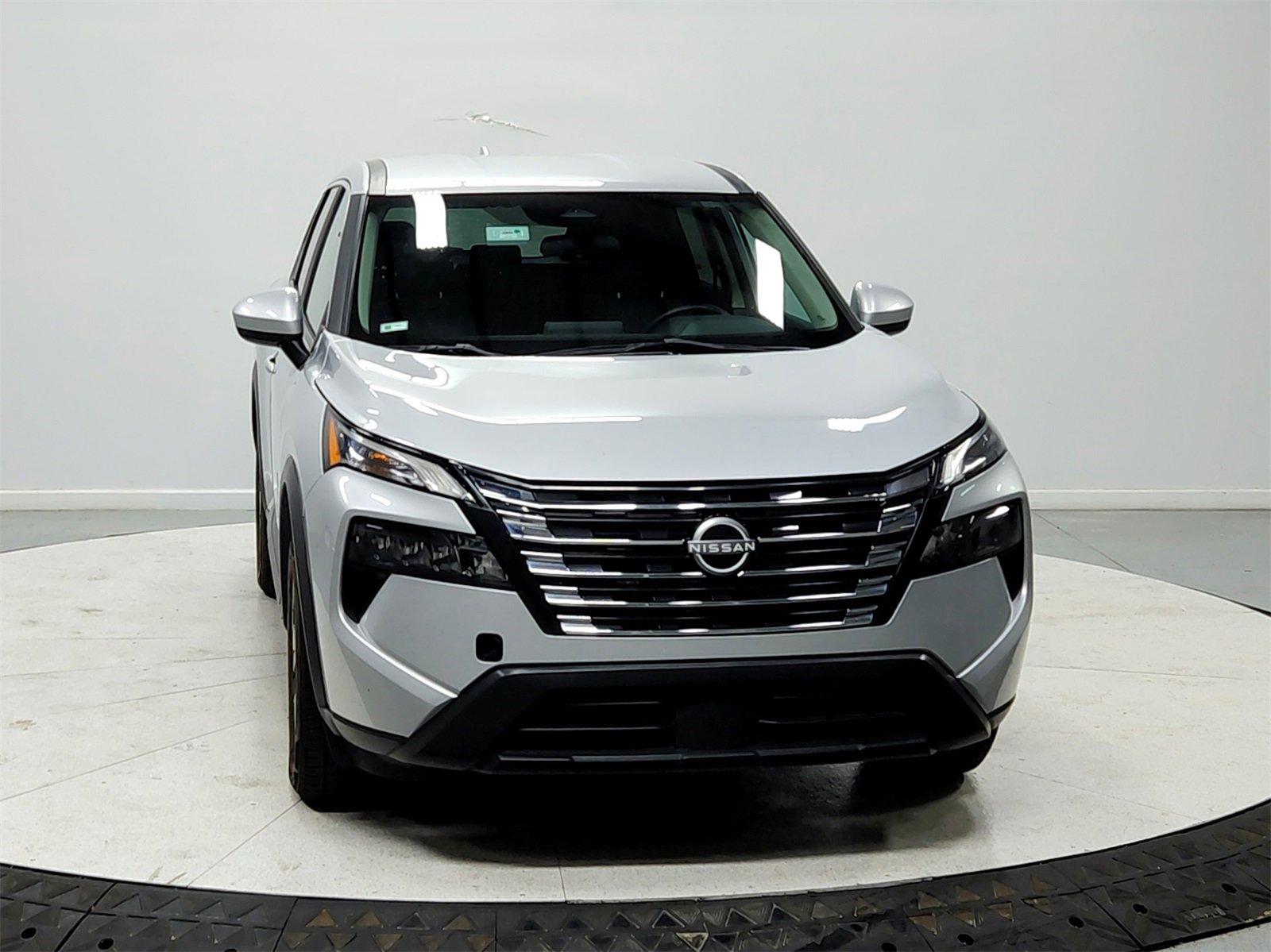 Used 2024 Nissan Rogue SV image 2