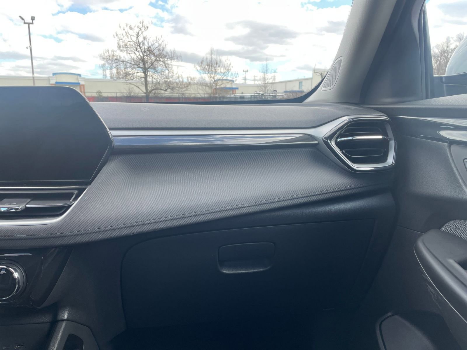 Used 2025 Chevrolet TrailBlazer LT image 34