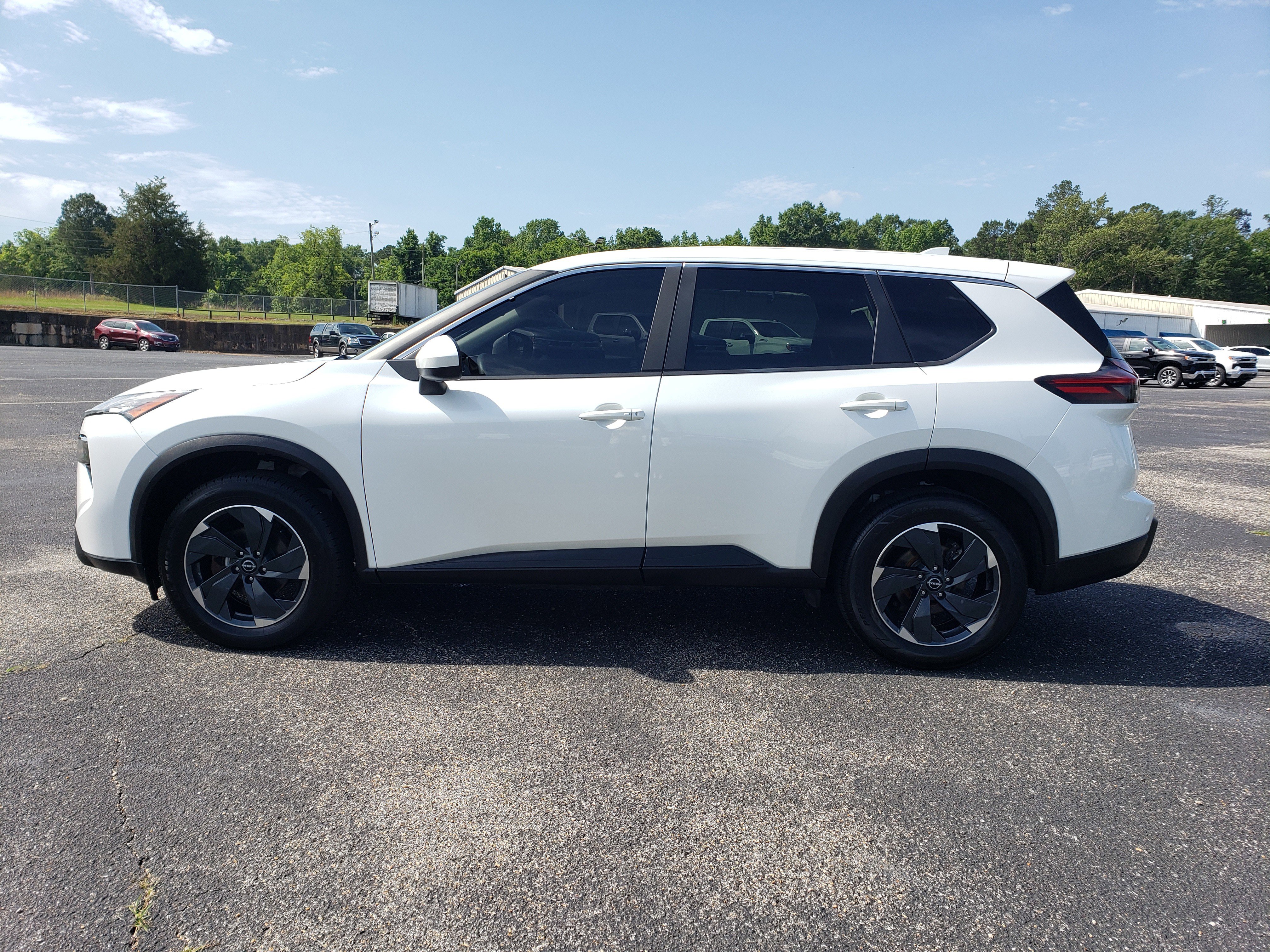 Used 2024 Nissan Rogue SV AWD/4WD image 6