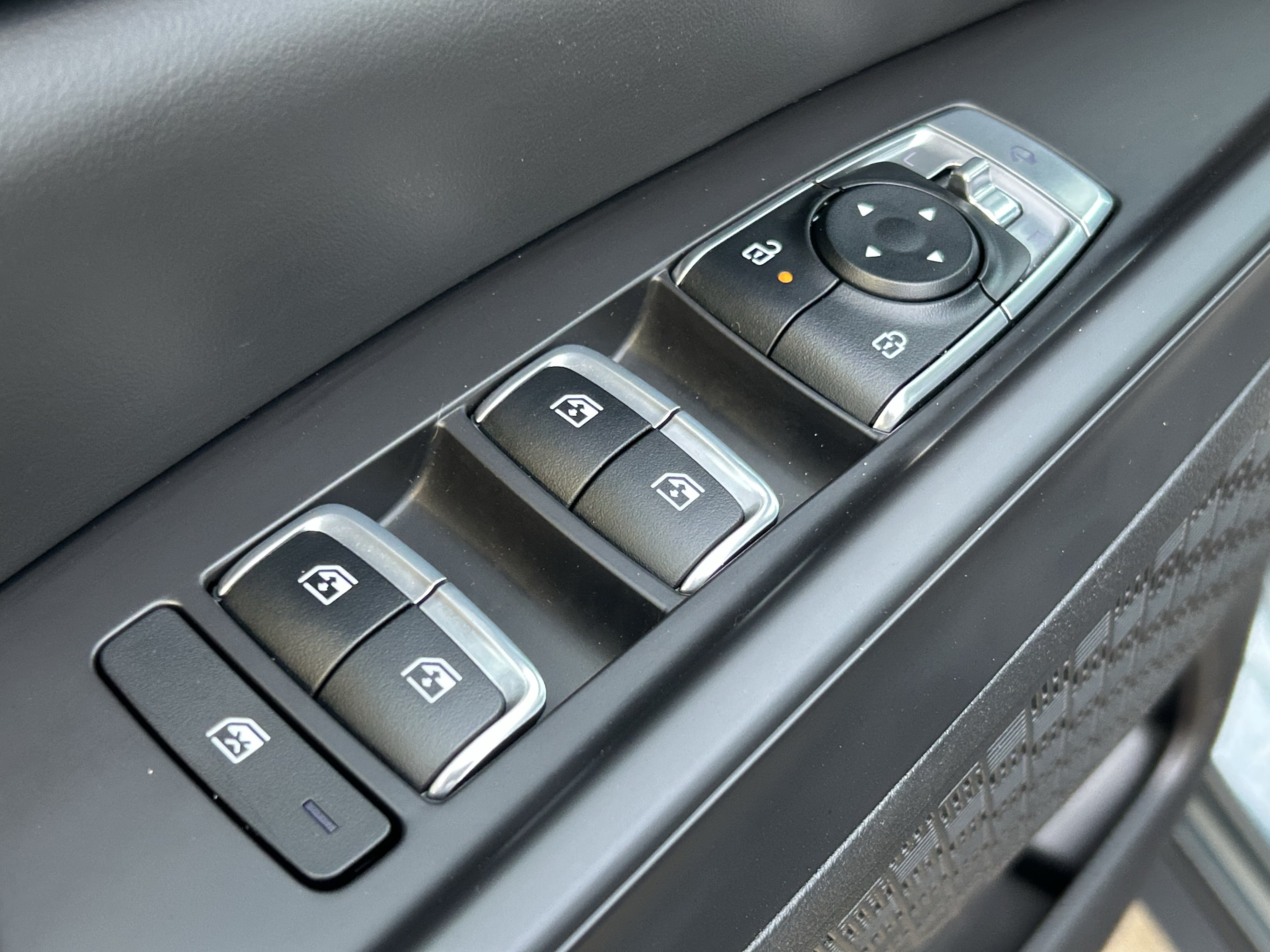 Used 2025 Kia Carnival SX w/ SX Dark Edition Package FWD image 16