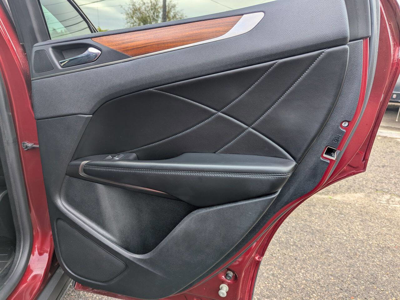 Used 2017 Lincoln MKC Select w/ Lincoln MKC Climate Package image 18