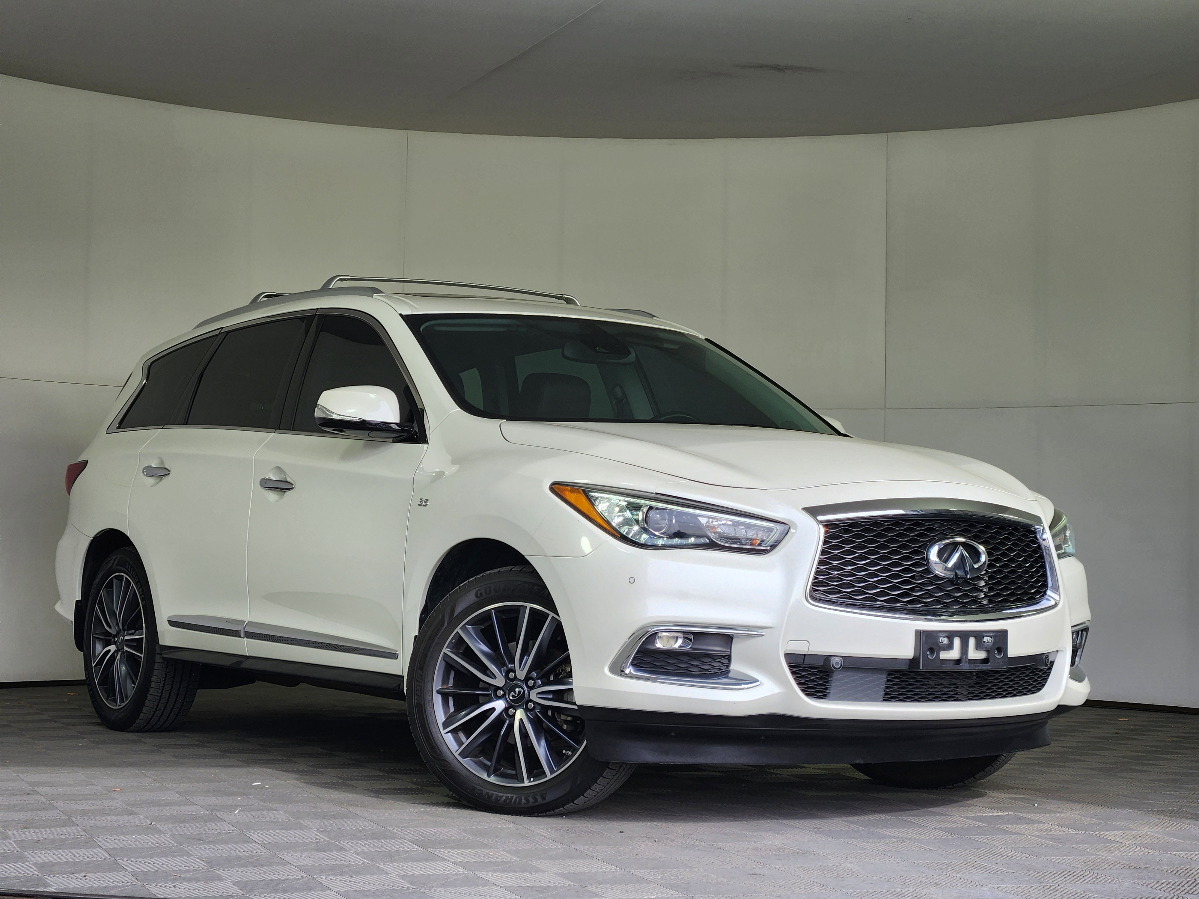 Used 2017 INFINITI QX60 Luxe w/ Deluxe Technology Package image 1