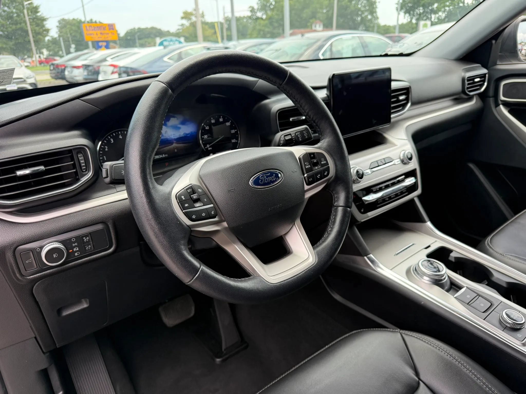 Used 2022 Ford Explorer XLT w/ Equipment Group 202A AWD/4WD image 13