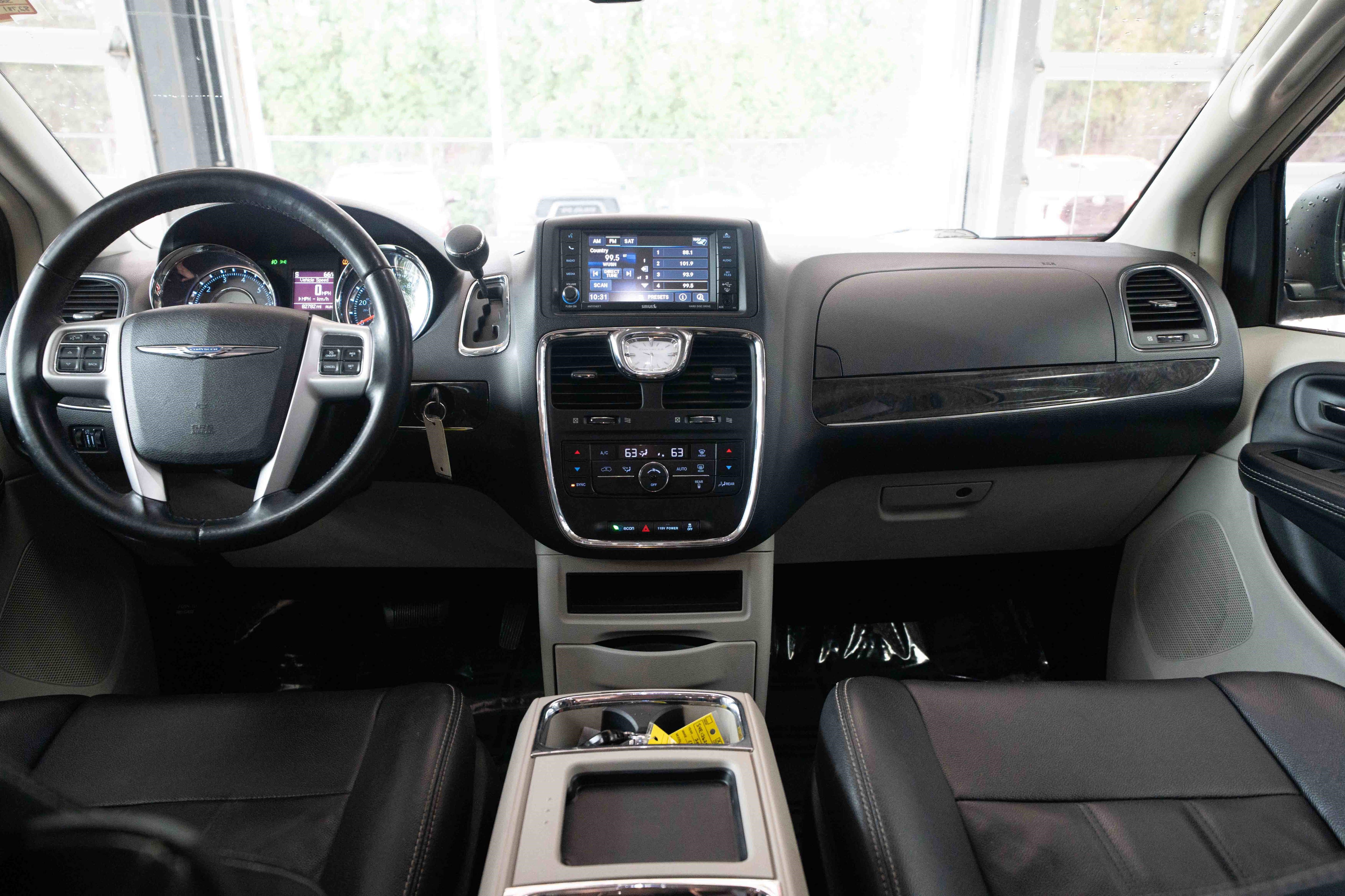 Used 2014 Chrysler Town & Country Touring image 19