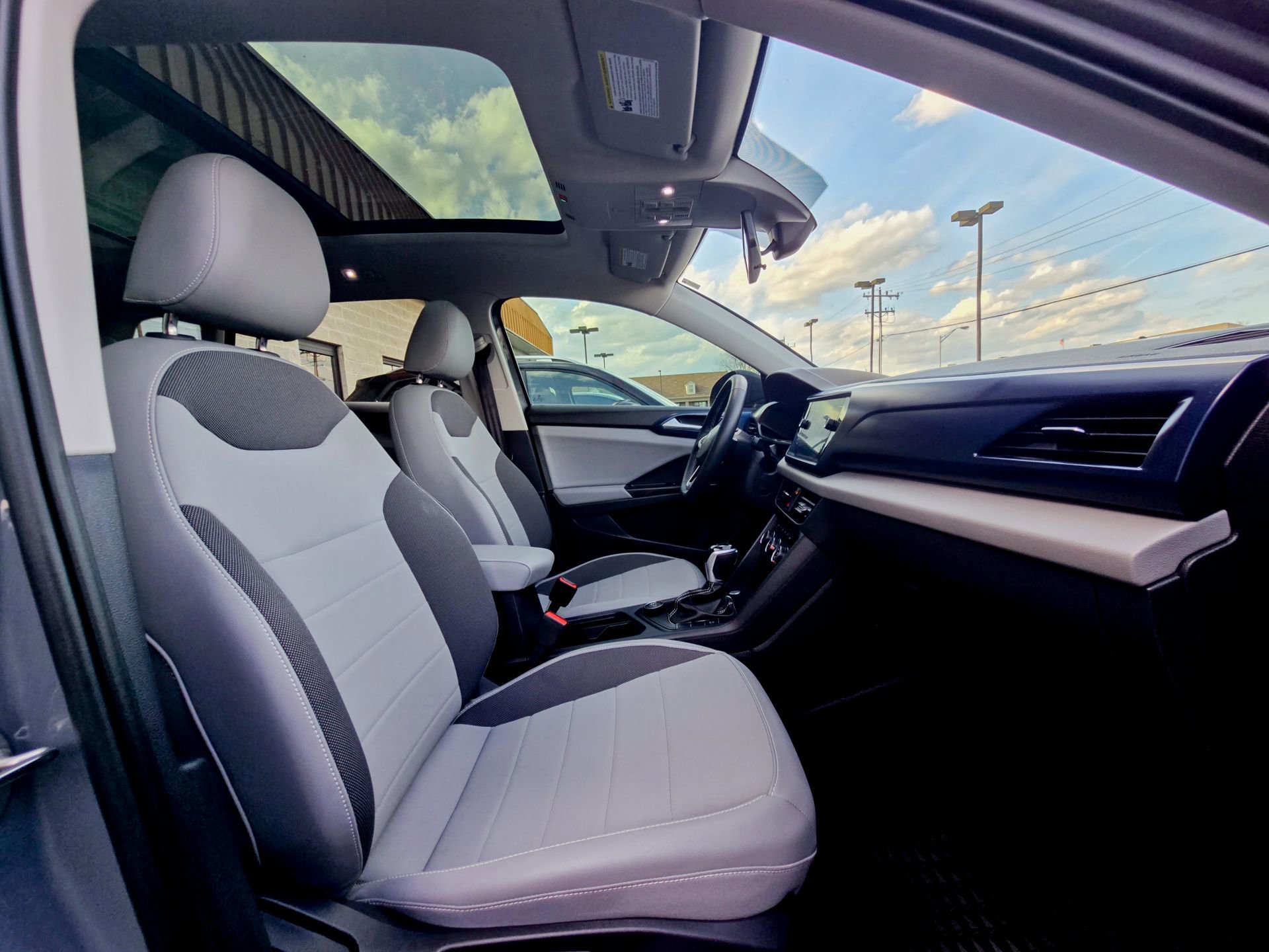 Used 2022 Volkswagen Taos SE image 8