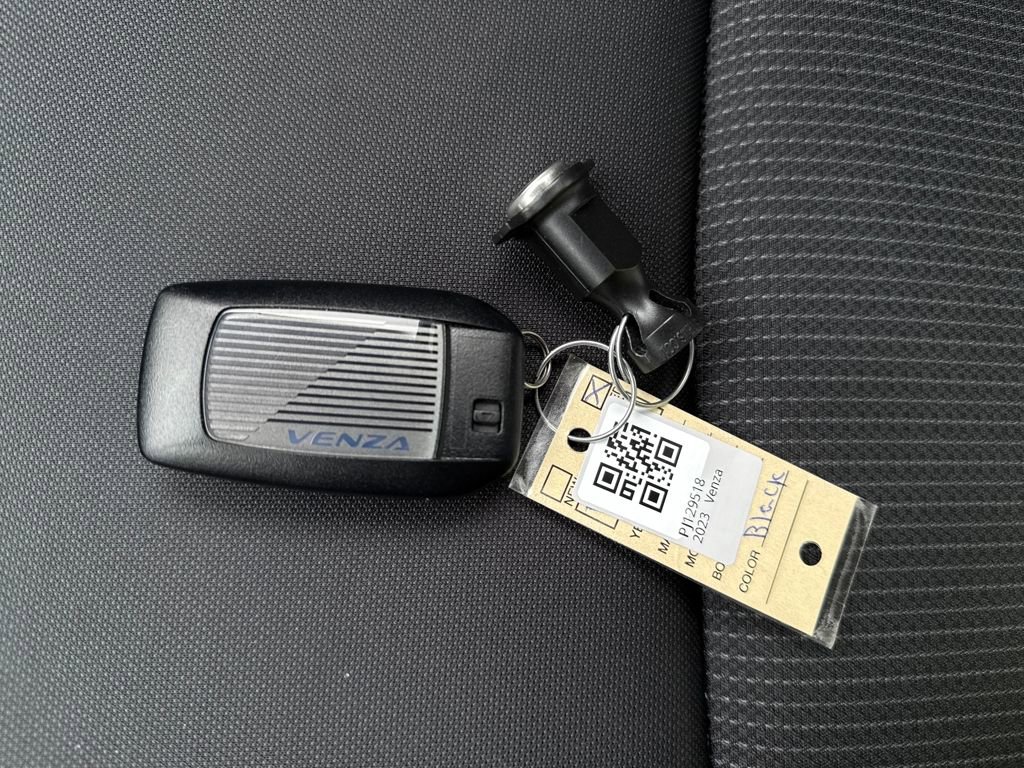 Used 2023 Toyota Venza LE image 22