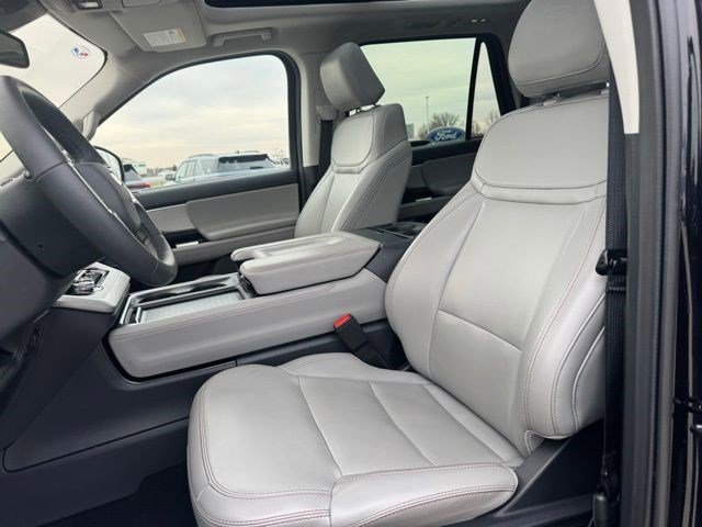 Used 2025 Ford Expedition Active image 12