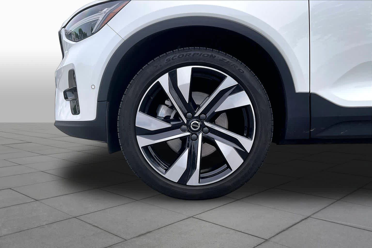 Used 2023 Volvo XC40 B5 Plus AWD/4WD image 10