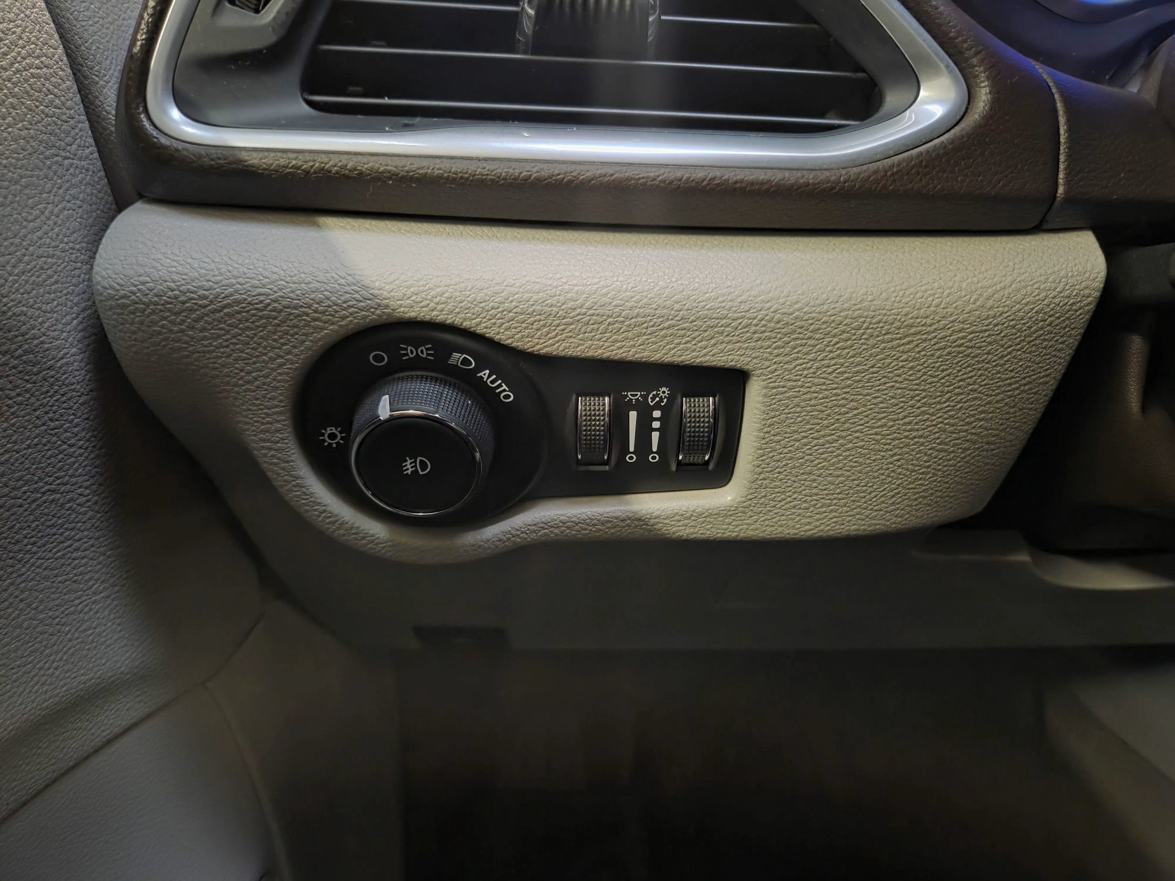Used 2018 Chrysler Pacifica Touring-L Plus FWD image 24