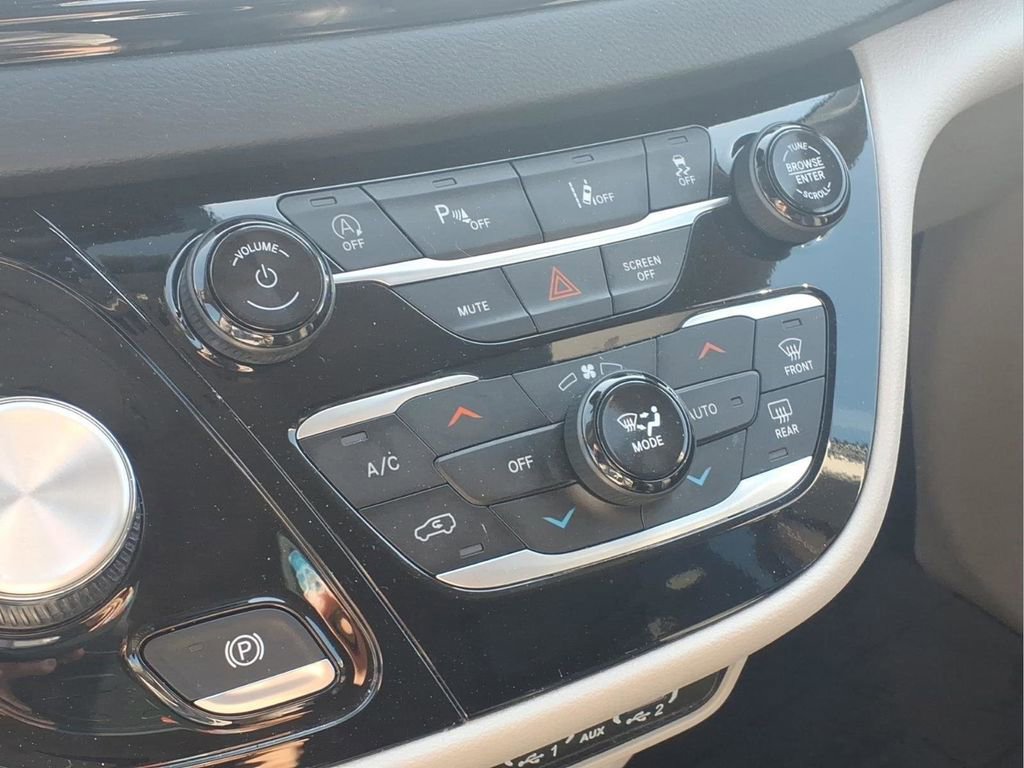 Used 2024 Chrysler Pacifica Touring-L FWD image 9