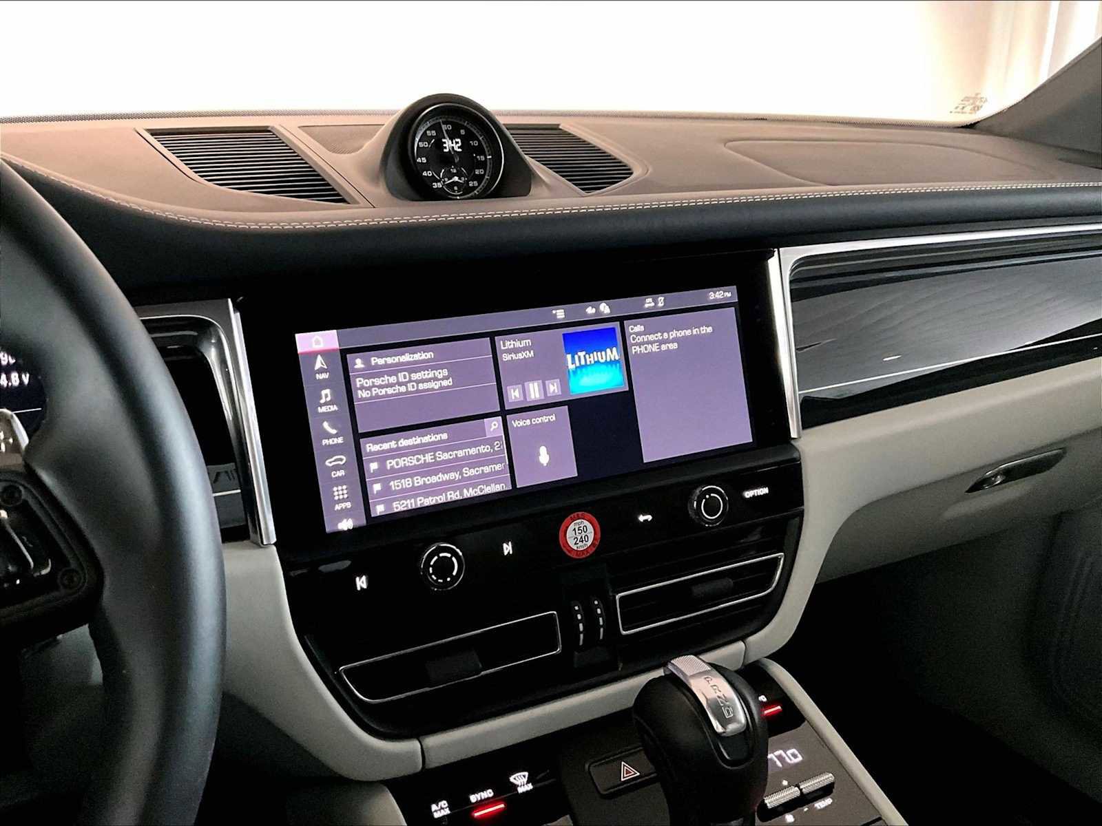 Used 2025 Porsche Macan image 19
