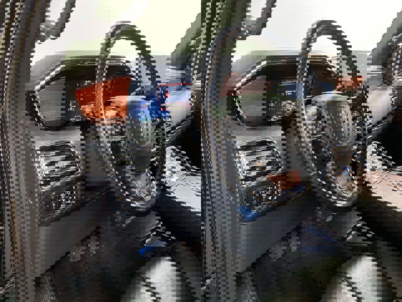 Used 2024 Lincoln Navigator L Premiere image 2