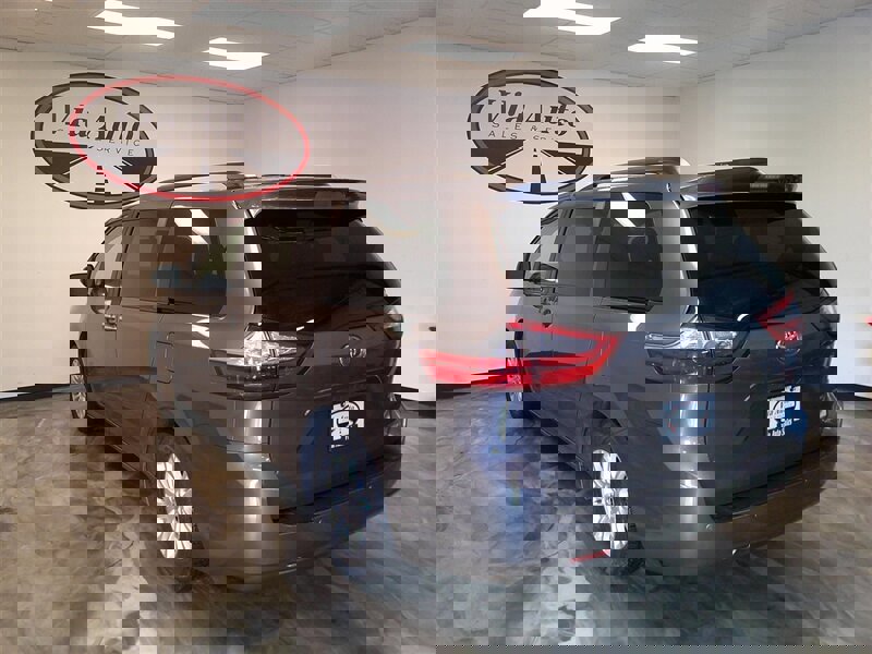 Used 2017 Toyota Sienna XLE image 7