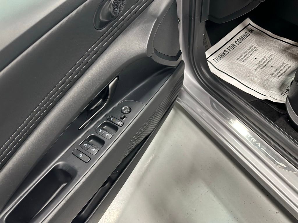 Used 2025 Hyundai Elantra Sport image 9