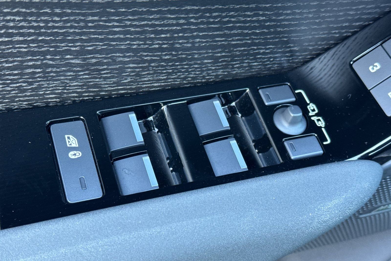 Certified 2025 Land Rover Range Rover Velar Dynamic SE image 11