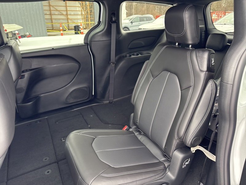 New 2026 Chrysler Pacifica Select image 13