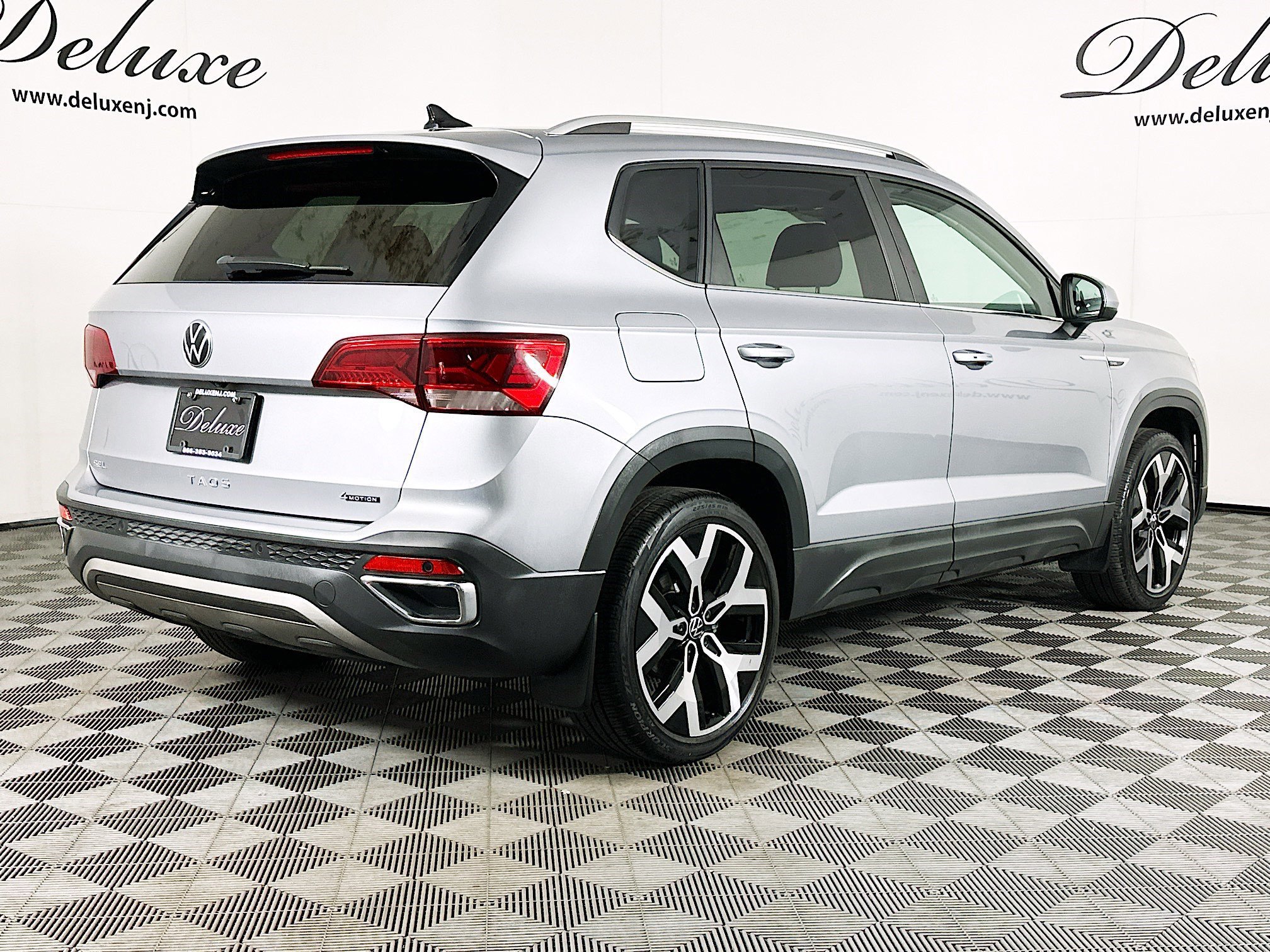 Used 2022 Volkswagen Taos SEL w/ Panoramic Sunroof Package image 6