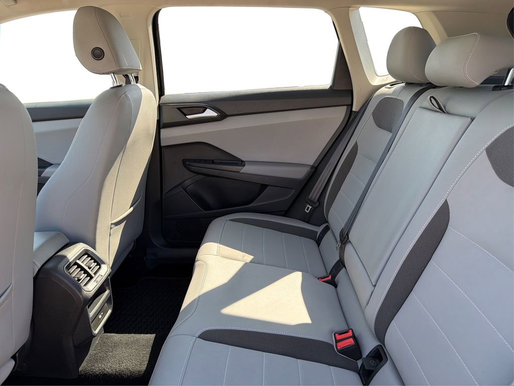 Used 2022 Volkswagen Taos SE w/ Panoramic Sunroof Package FWD image 11