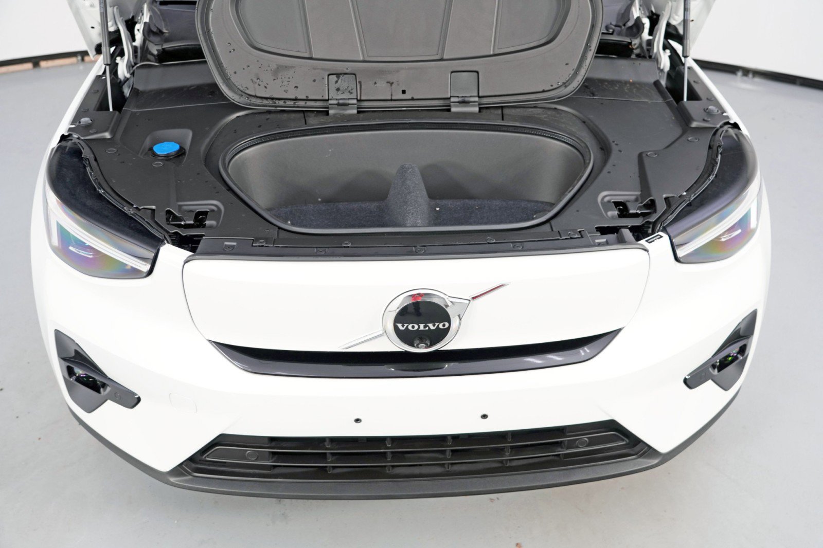 Used 2024 Volvo XC40 Recharge Plus w/ Protection Package Premier image 8