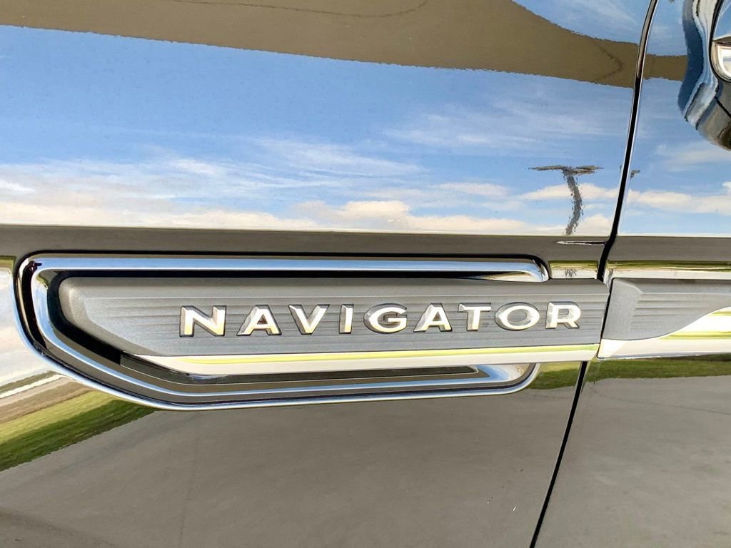 Used 2024 Lincoln Navigator L Premiere image 9