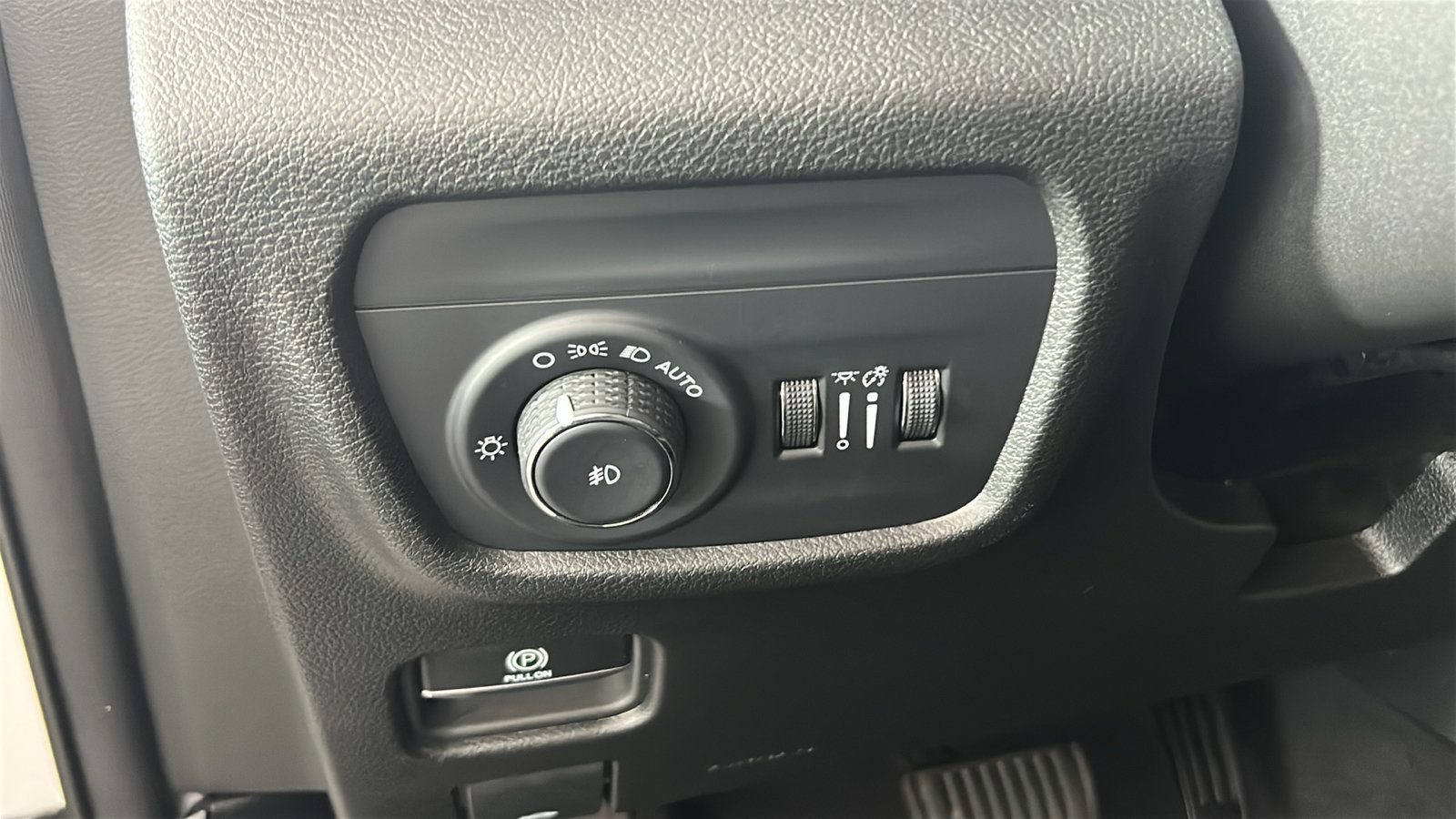 Used 2023 Jeep Grand Cherokee Limited AWD/4WD image 23
