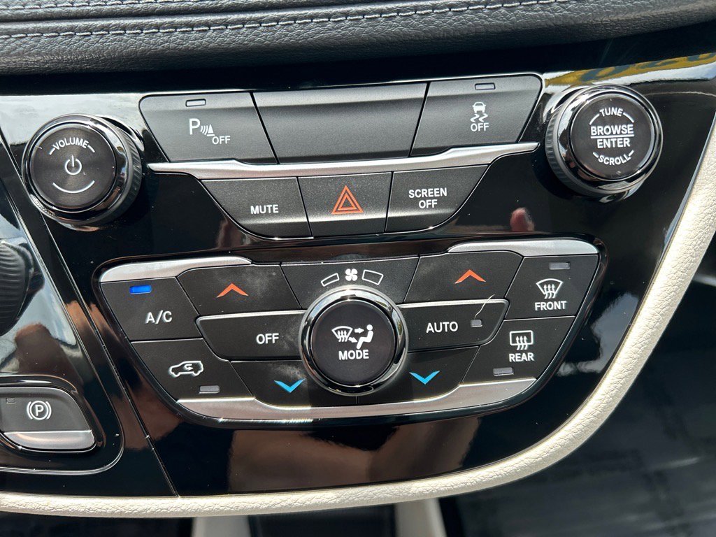 Used 2020 Chrysler Pacifica Limited image 33