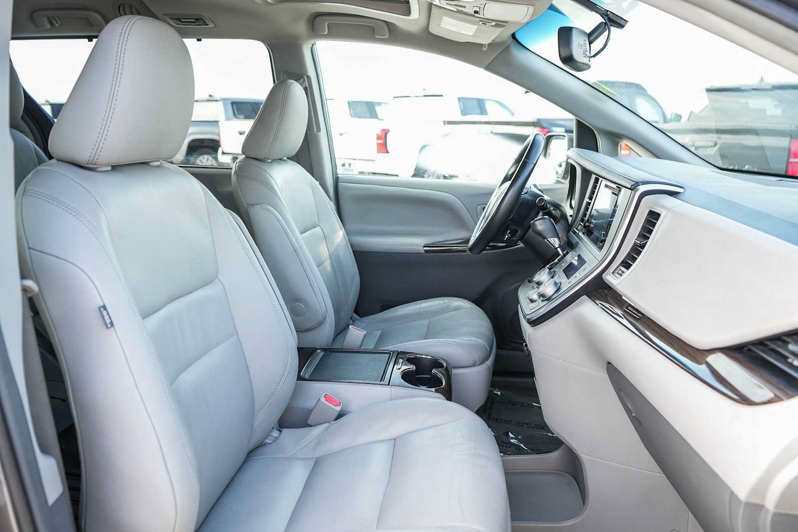 Used 2017 Toyota Sienna XLE w/ XLE Navigation Package FWD image 17