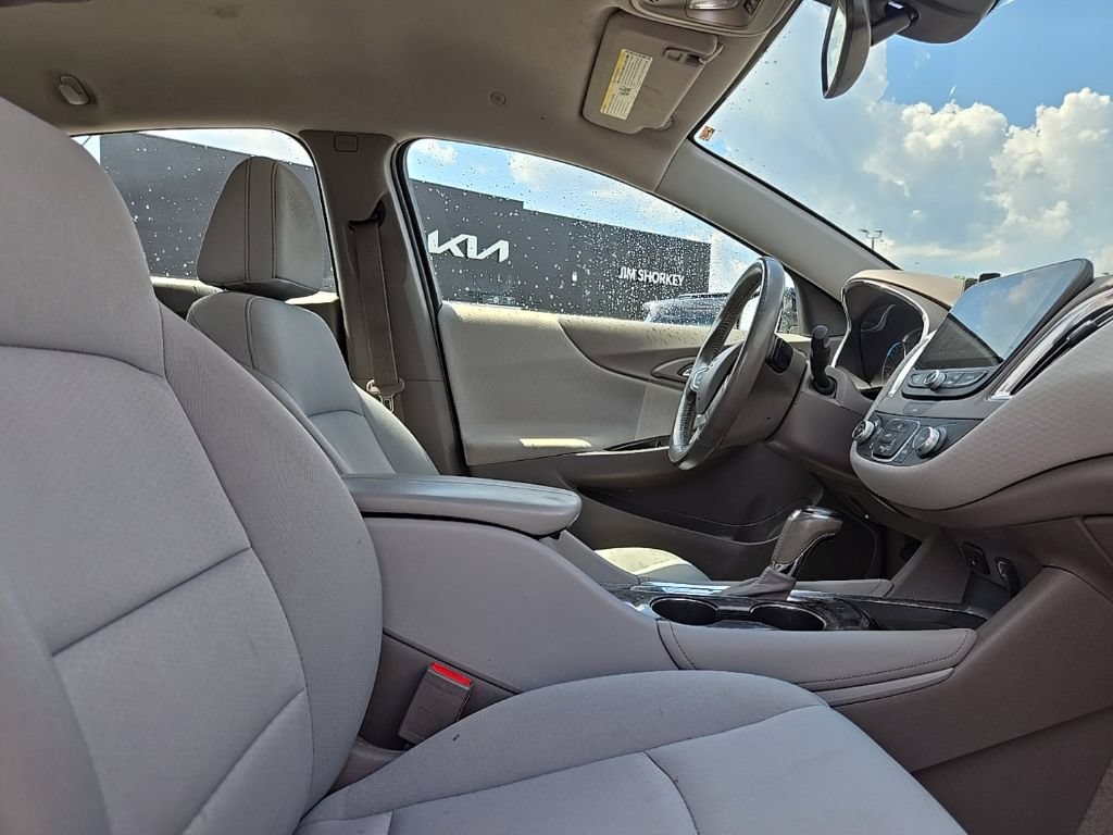 Used 2017 Chevrolet Malibu LT FWD image 34
