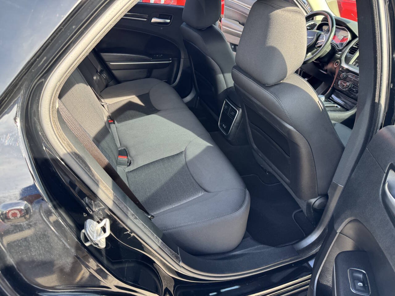 Used 2019 Chrysler 300 Touring w/ Chrome Appearance Package RWD image 9