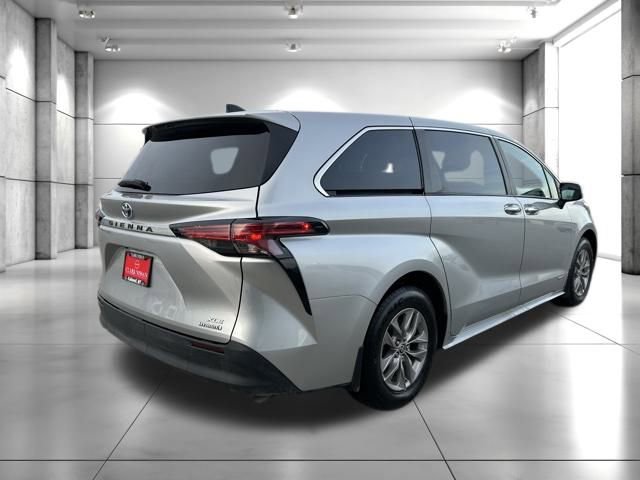 Used 2021 Toyota Sienna XLE image 7