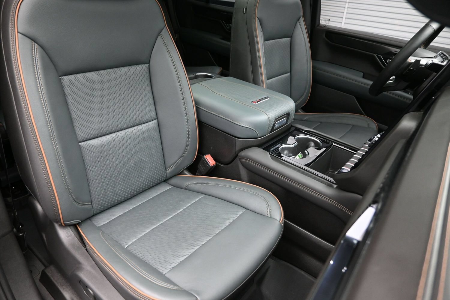 Used 2025 GMC Yukon AT4 w/ AT4 Premium Plus Package AWD/4WD image 40