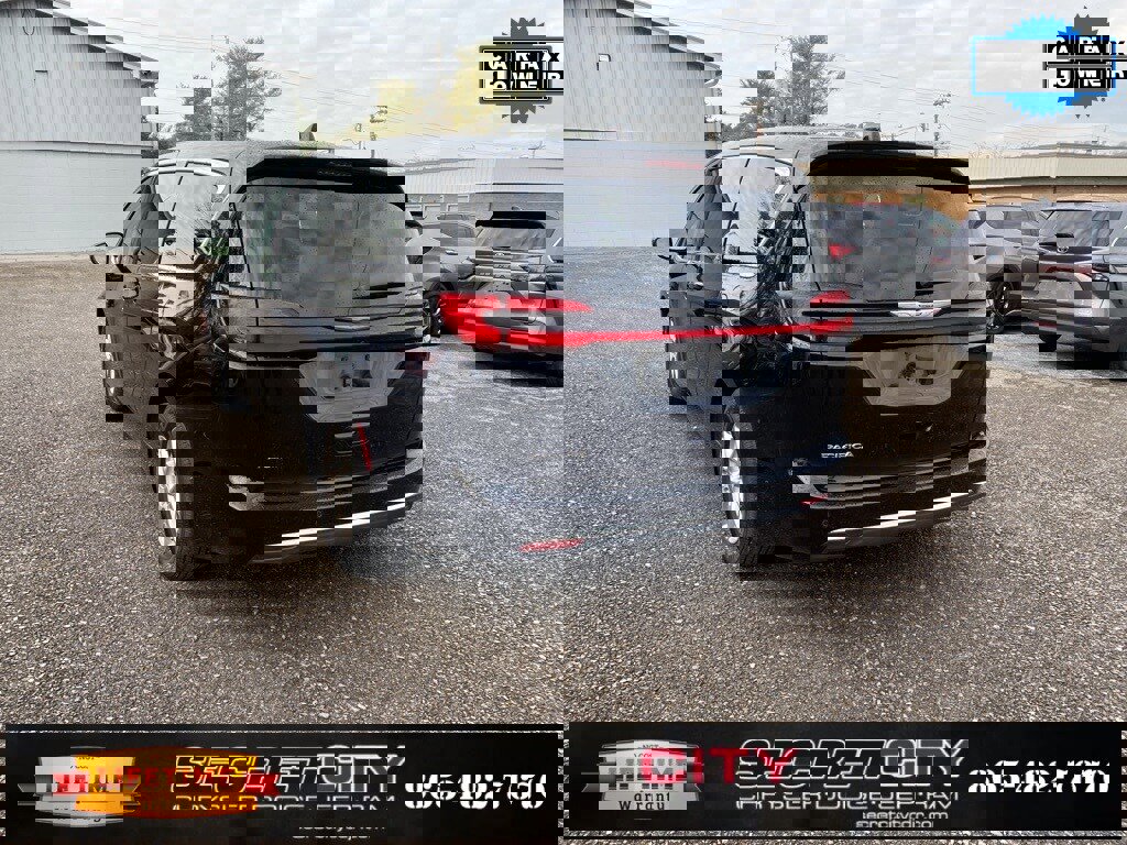 Used 2024 Chrysler Pacifica Touring-L image 7