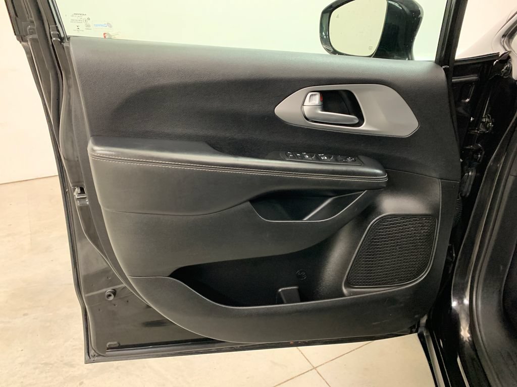 Used 2018 Chrysler Pacifica Touring Plus w/ S Appearance Package FWD image 6