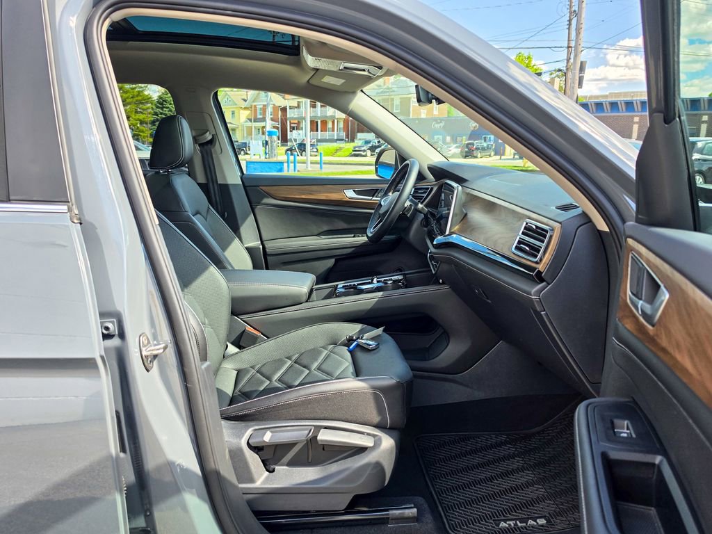 Certified 2025 Volkswagen Atlas SE w/ Panoramic Sunroof Package AWD/4WD image 30