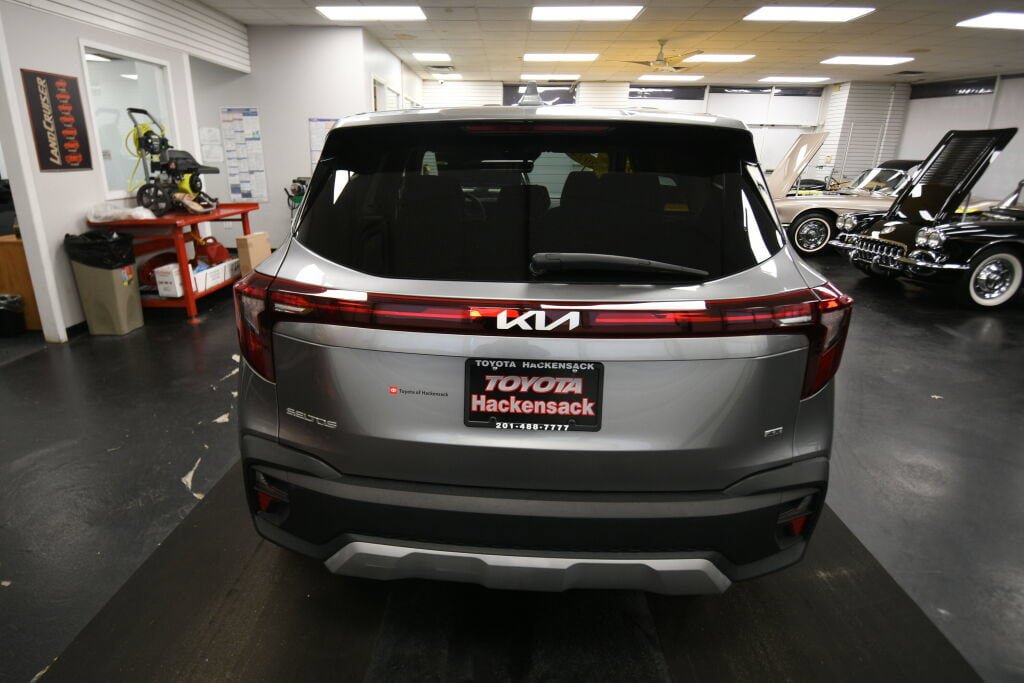 Used 2024 Kia Seltos LX AWD/4WD image 6