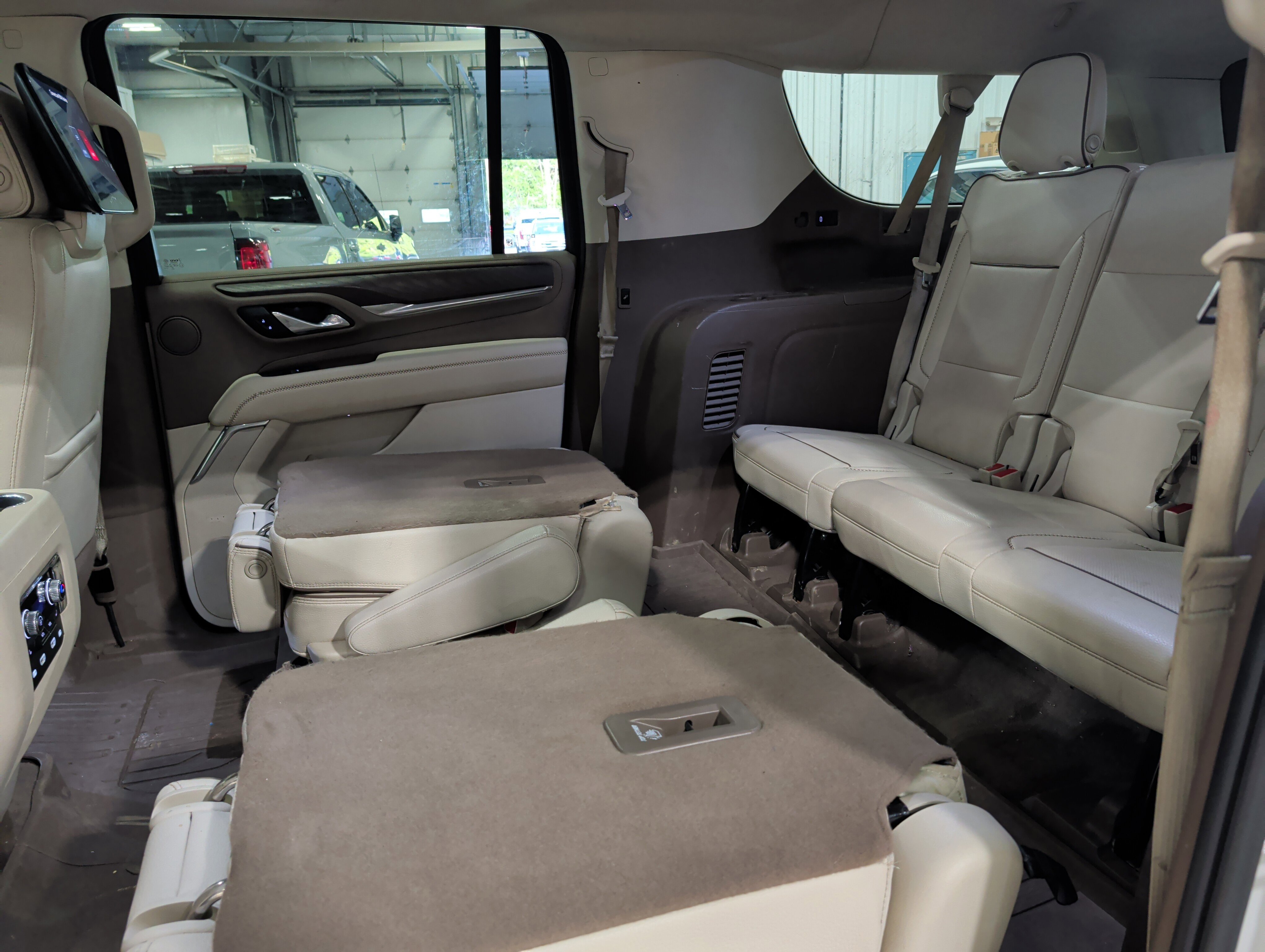 Used 2023 GMC Yukon XL Denali AWD/4WD image 8