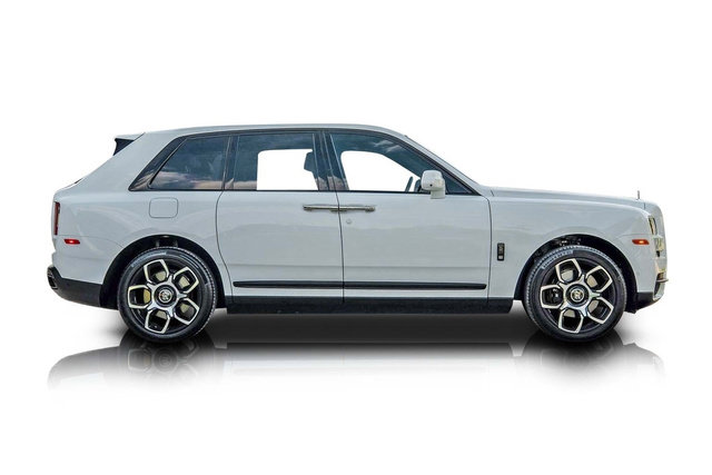 Used 2023 Rolls-Royce Cullinan Black Badge AWD/4WD image 2
