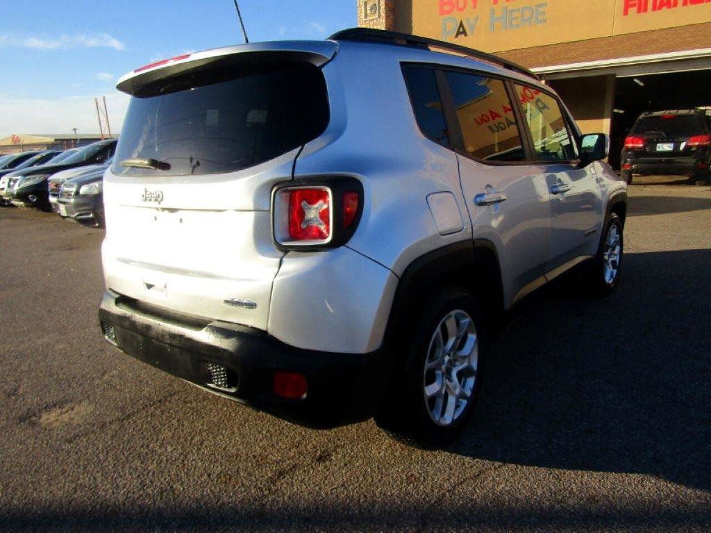 Used 2018 Jeep Renegade Latitude FWD image 7