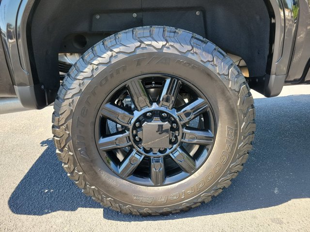 Used 2025 GMC Sierra 2500 AT4X AWD/4WD image 9