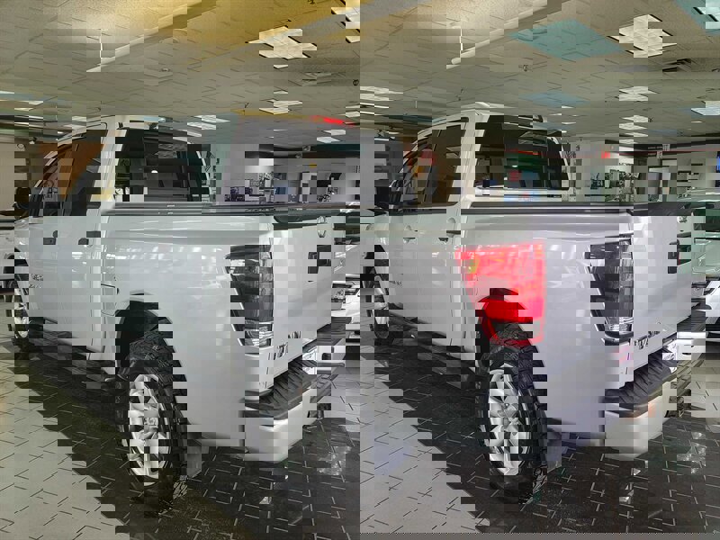 Used 2015 Nissan Titan SV image 7